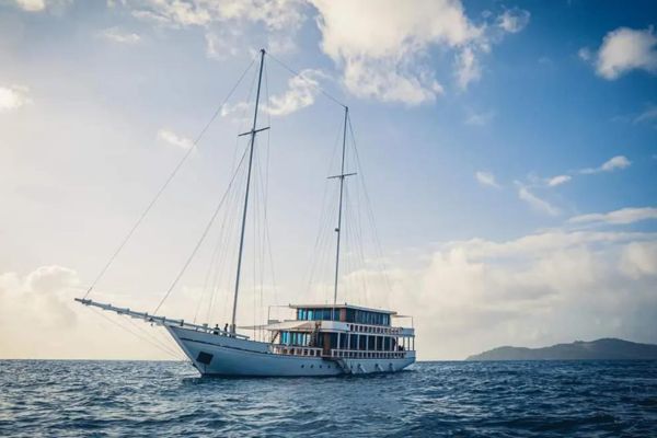 phinisi fenudes,luxury yacht fenides,sewa kapal labuan bajo,phinisi labuan bajo,komodo island tour,komodo island tour price,komodo tour 3 days 2 nights,komodo tour packages