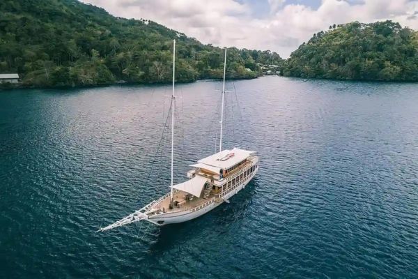 phinisi fenudes,luxury yacht fenides,sewa kapal labuan bajo,phinisi labuan bajo,komodo island tour,komodo island tour price,komodo tour 3 days 2 nights,komodo tour packages