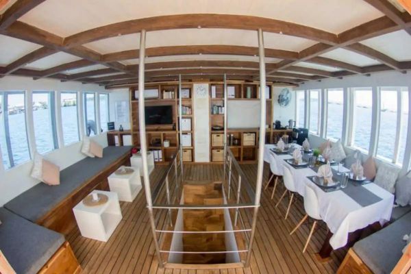 phinisi fenudes,luxury yacht fenides,sewa kapal labuan bajo,phinisi labuan bajo,komodo island tour,komodo island tour price,komodo tour 3 days 2 nights,komodo tour packages