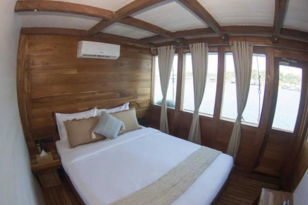 sewa kapal labuan bajo,phinisi labuan bajo,komodo island tour,komodo island tour price,komodo tour 3 days 2 nights,komodo tour packages