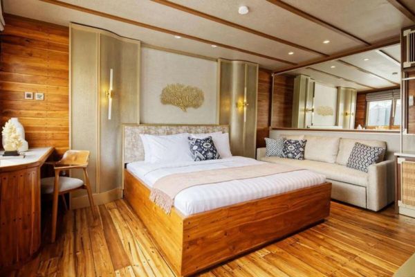 phinisi labuan bajo,boat charter to komodo,komodo island tour,komodo island tour price,komodo island tour from bali