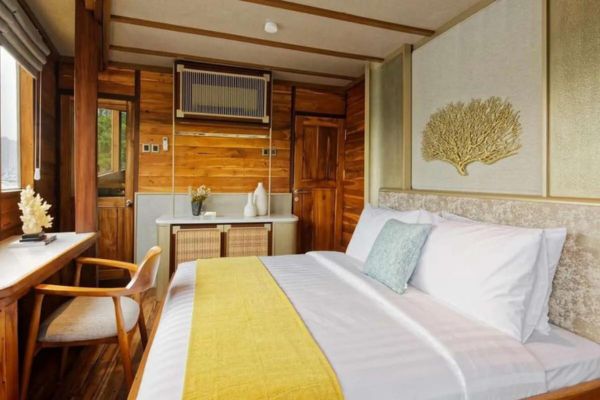 phinisi labuan bajo,boat charter to komodo,komodo island tour,komodo island tour price,komodo island tour from bali