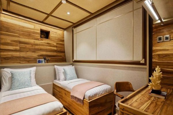 phinisi labuan bajo,boat charter to komodo,komodo island tour,komodo island tour price,komodo island tour from bali