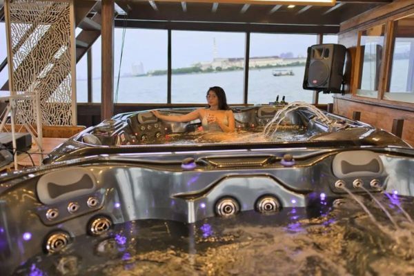phinisi mutiara cruise,luxury yacht mutiara cruise,phinisi labuan bajo,boat charter to komodo,komodo island tour,komodo island tour price,komodo island tour from bali