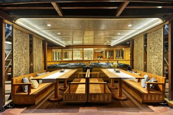 phinisi mutiara cruise,luxury yacht mutiara cruise,phinisi labuan bajo,boat charter to komodo,komodo island tour,komodo island tour price,komodo island tour from bali