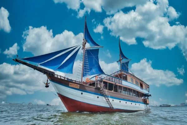 phinisi mutiara cruise,luxury yacht mutiara cruise,phinisi labuan bajo,boat charter to komodo,komodo island tour,komodo island tour price,komodo island tour from bali