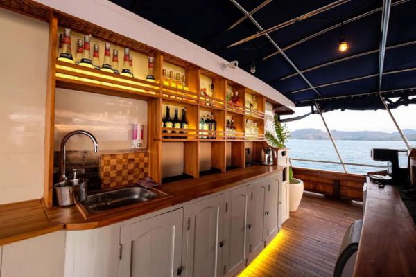 phinisi magia,luxury yatch magia ii,phinisi labuan bajo,boat charter to komodo,komodo island tour,komodo island tour price,komodo island tour from bali