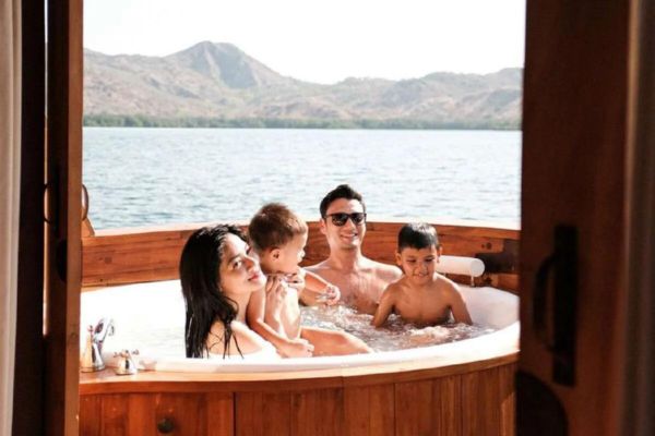 phinisi labuan bajo,boat charter to komodo,komodo island tour,komodo island tour price,komodo island tour from bali