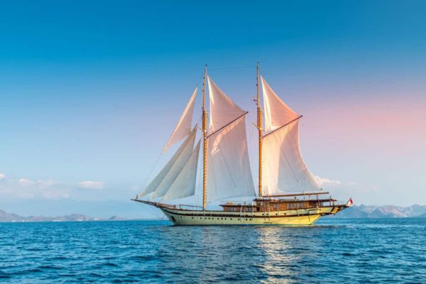 phinisi lamima,lamima luxury yatch labuan bajo,sewa phinisi labuan bajo,phinisi in labuan bajo,boat tour to komodo,komodo tour 3 days 2 nights,komodo island tour price,komodo island tour from bali
