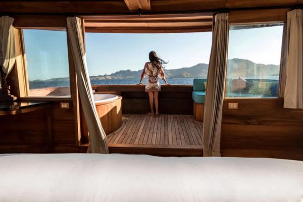 phinisi labuan bajo,boat charter to komodo,komodo island tour,komodo island tour price,komodo island tour from bali