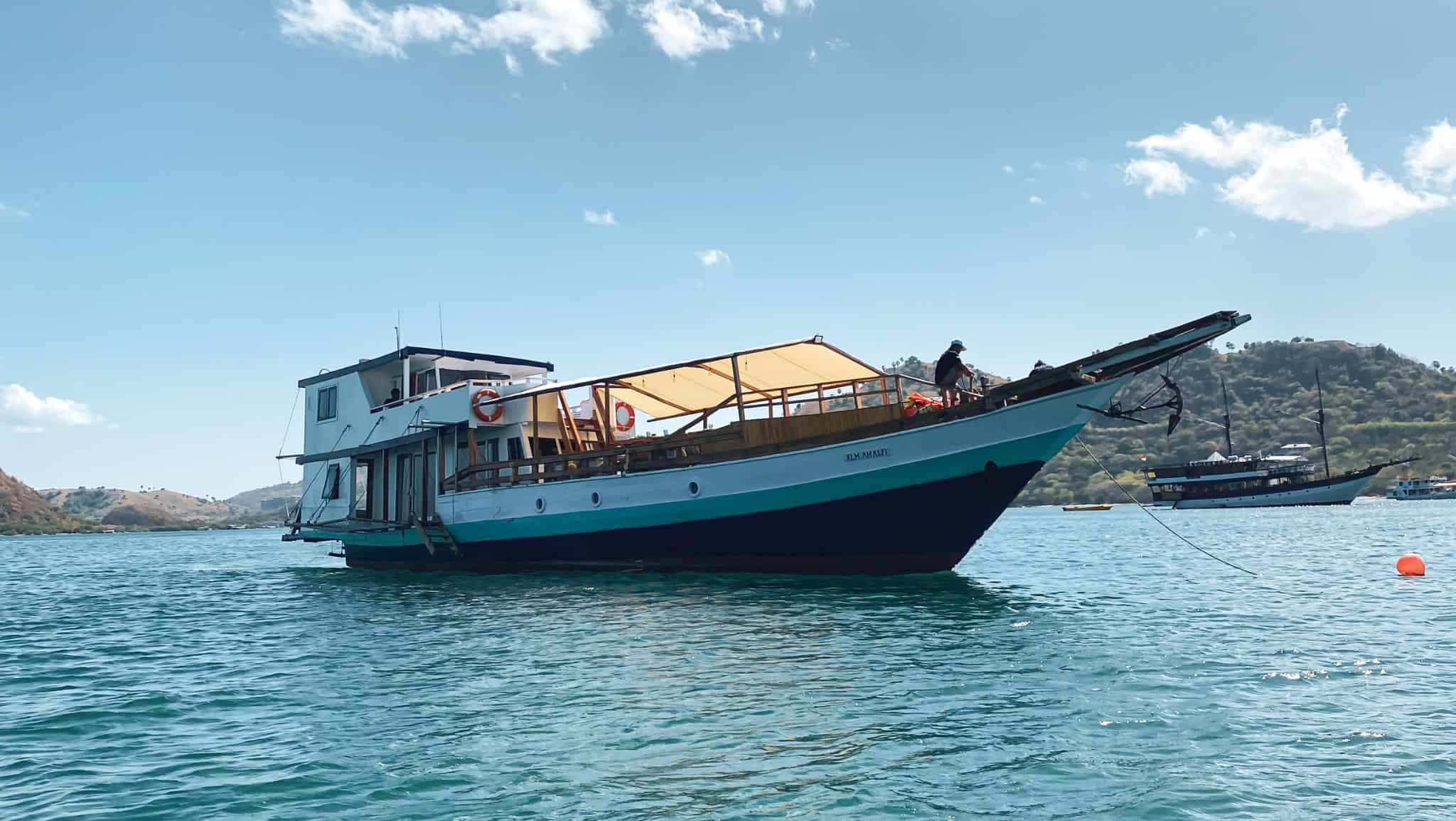 phinisi amalfi,phinisi labuan bajo,boat charter to komodo,komodo island tour,komodo tour from bali,komodo island tour price