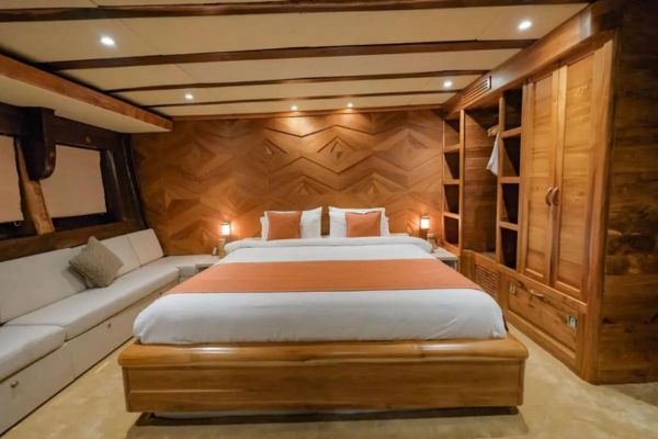 phinisi lamima,lamima luxury yatch labuan bajo,sewa phinisi labuan bajo,phinisi in labuan bajo,boat tour to komodo,komodo tour 3 days 2 nights,komodo island tour price,komodo island tour from bali