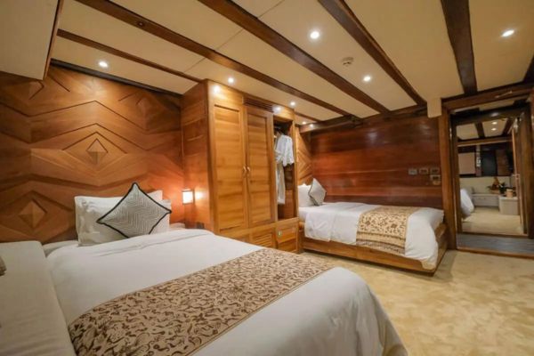 sewa phinisi labuan bajo,phinisi in labuan bajo,boat tour to komodo,komodo tour 3 days 2 nights,komodo island tour price,komodo island tour from bali