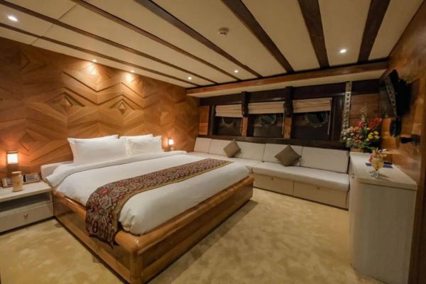 phinisi lamima,phinisi labuan bajo,boat charter to komodo,komodo island tour,komodo tour from bali,komodo island tour price