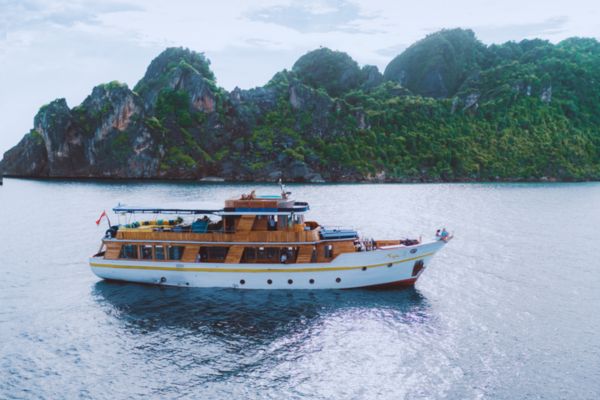 phinisi magia,luxury yatch magia ii,phinisi labuan bajo,boat charter to komodo,komodo island tour,komodo island tour price,komodo island tour from bali