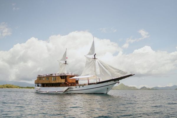 phinisi zada nara,zada nara boat,open trip komodo,komodo boat tour,komodo island tour,phinisi labuan bajo
