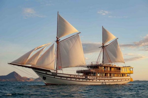 phinisi prana,prana luxury yatch labuan bajo,sewa phinisi labuan bajo,phinisi in labuan bajo,boat tour to komodo,komodo tour 3 days 2 nights,komodo island tour price,komodo island tour from bali