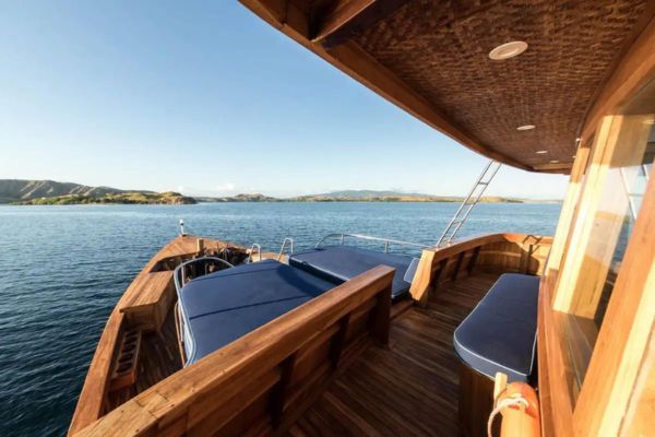 phinisi magia,luxury yatch magia ii,phinisi labuan bajo,boat charter to komodo,komodo island tour,komodo island tour price,komodo island tour from bali