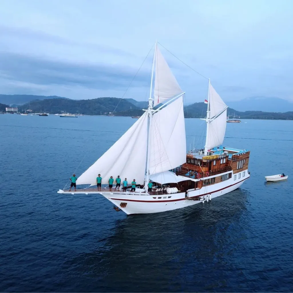 phinisi lady grace,lady grace boat,phinisi labuan bajo,komodo boat tour,4d3n lombok komodo tour