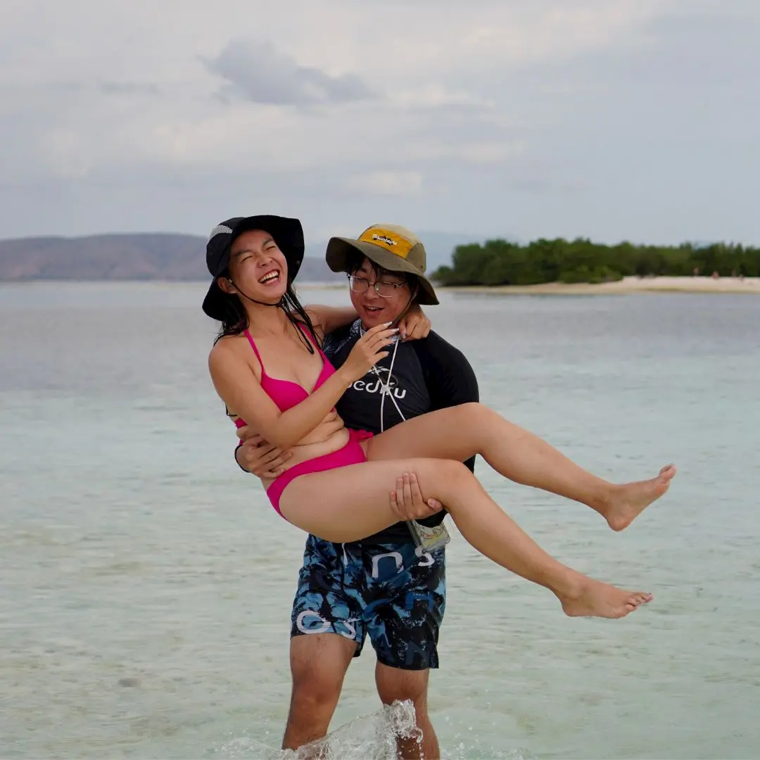 Komodo Honeymoon Sailing,honeymoon couple komodo tour