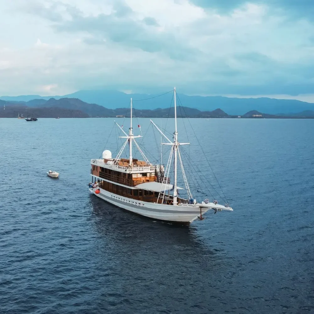 phinisi pelita arunika,pelita arunika boat,pelita arunika labuan bajo,plan komodo tour from malaysia