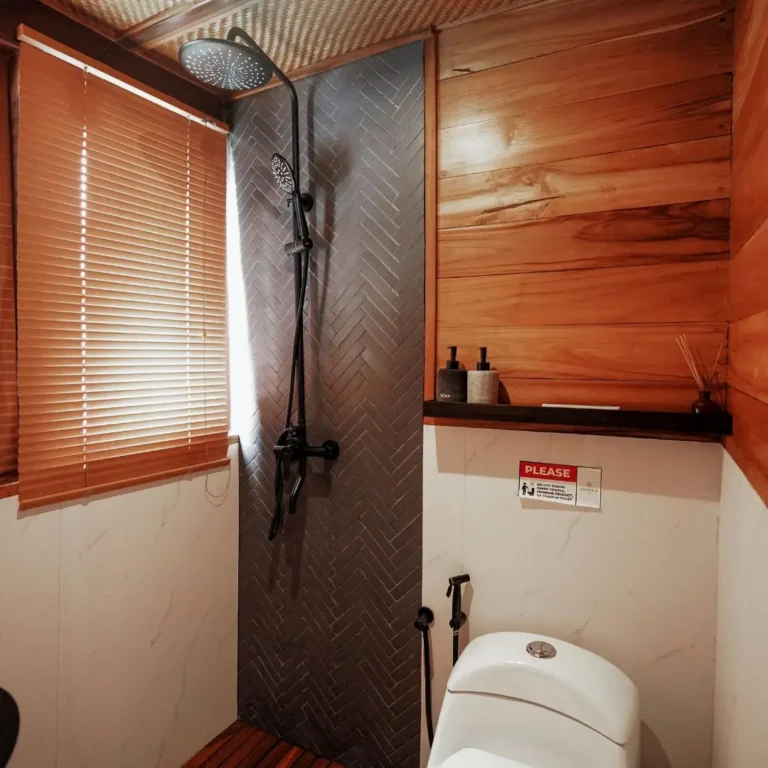 Bathroom Phinisi Angelica Liveaboard