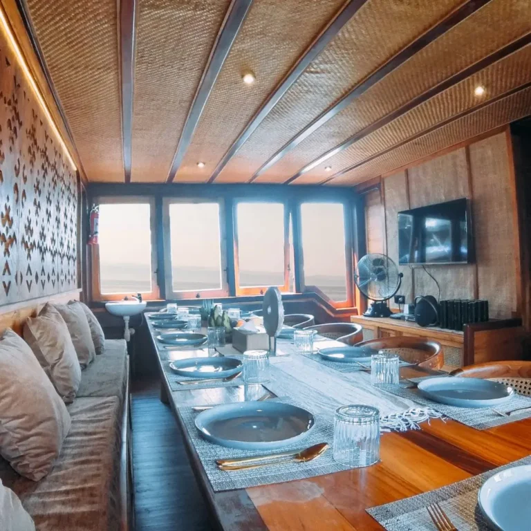 Indoor resto Phinisi Angelica Liveaboard