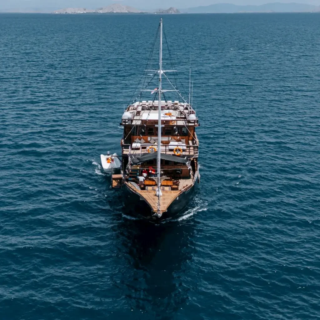 komodo boat tour,phinisi labuan bajo