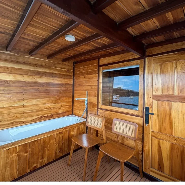 Phinisi Sundari Voyage Balcony