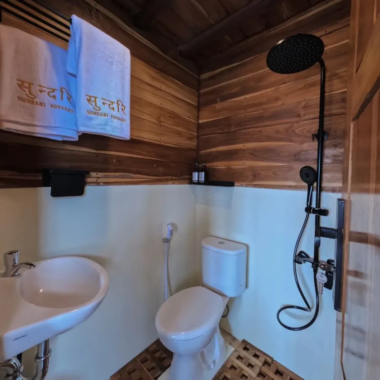 Phinisi Sundari Voyage Bathroom