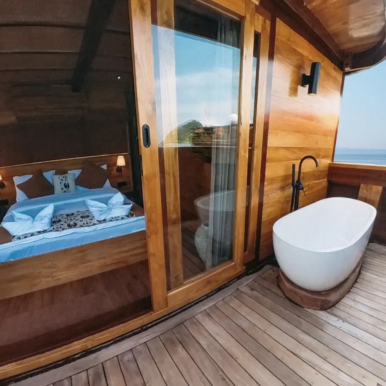 Private Bathtab Phinisi Angelica Liveaboard
