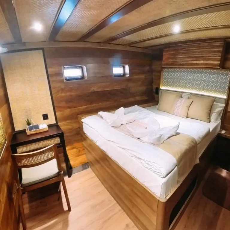 Tari and tenun Phinisi Angelica Liveaboard