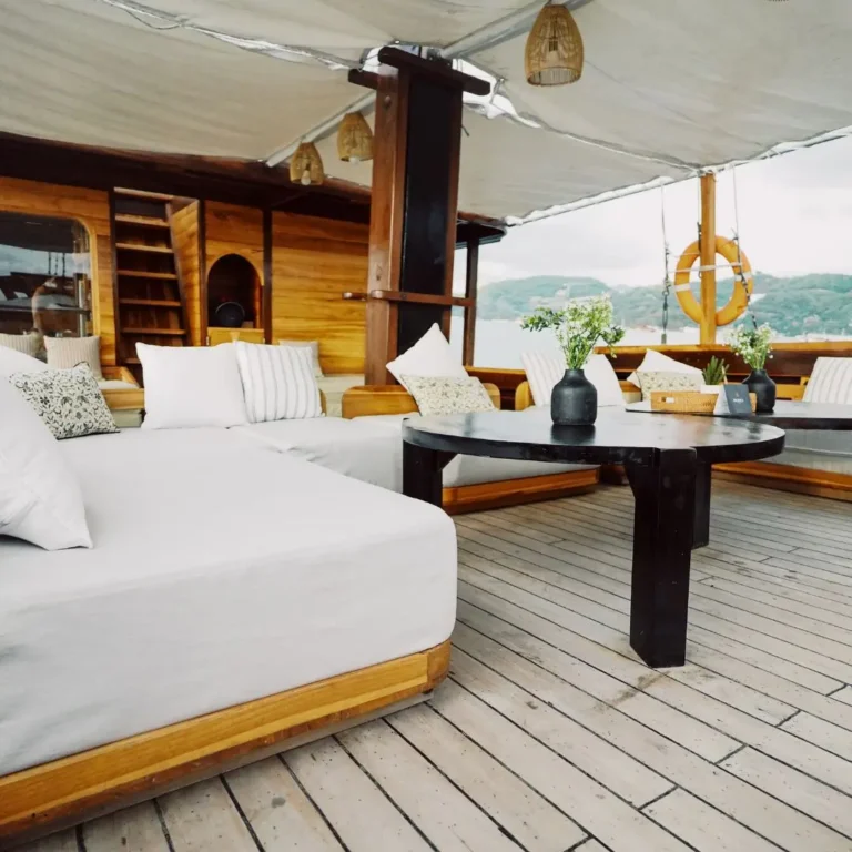 relax area Phinisi Angelica Liveaboard 2