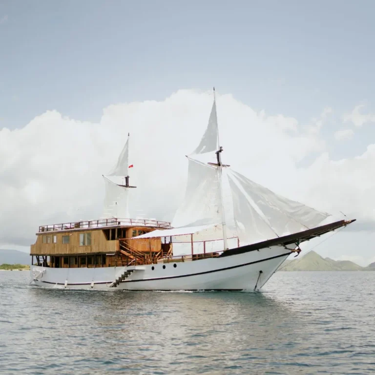 phinisi zada nara,zada nara boat,phinisi boat labuan bajo,komodo boat tour,komodo tour 5 days 4 nights