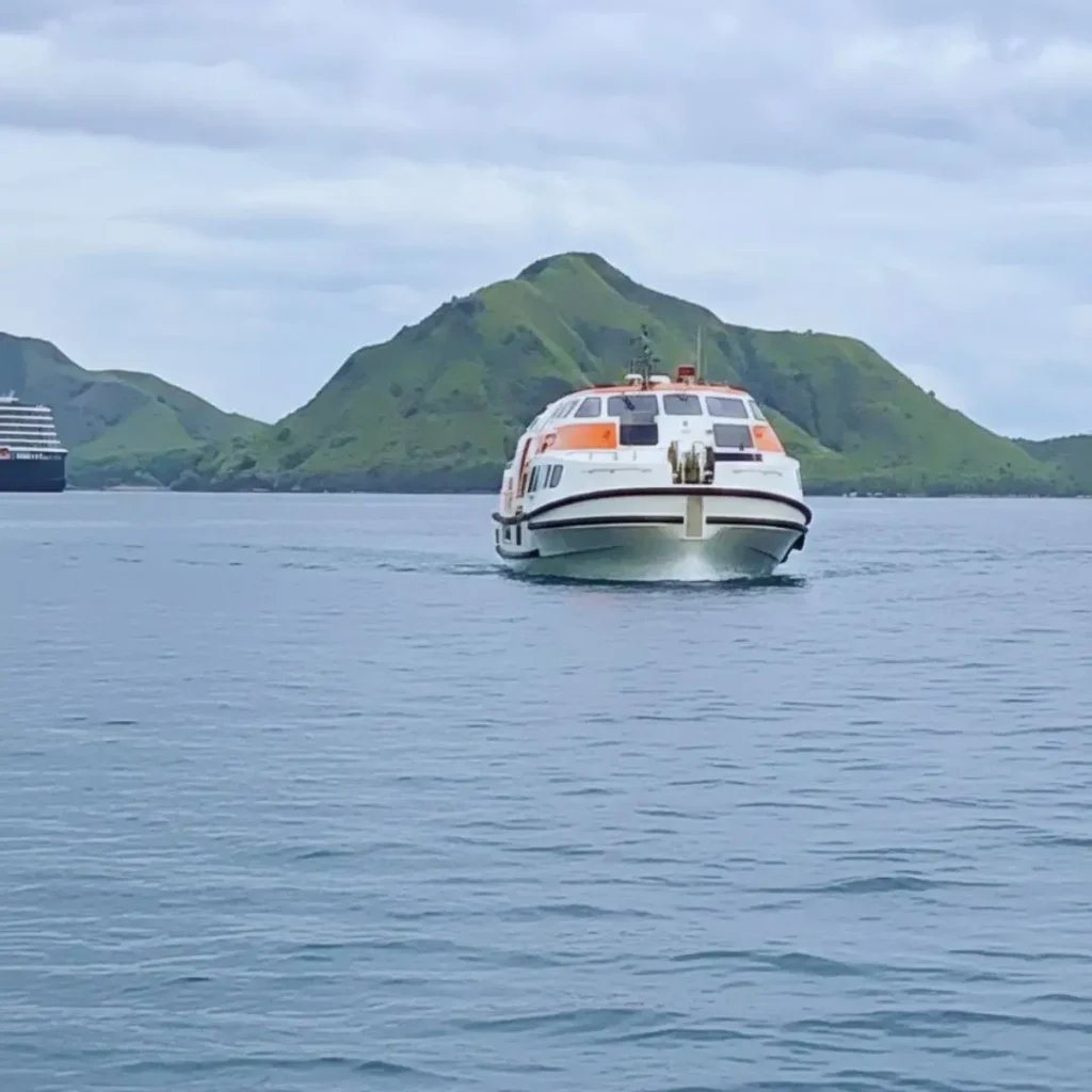 how to avoid missing last tender boat komodo