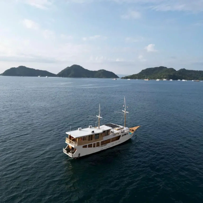 Gibran Pratama Komodo Boat Trip,superior gibran,phinisi labuan bajo,komodo boat tour